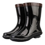 High-voltage insulating boots