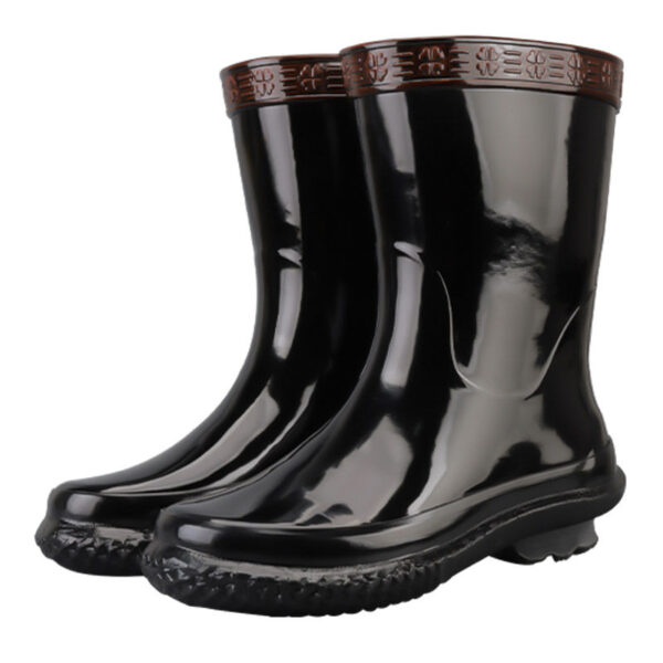 High-voltage insulating boots